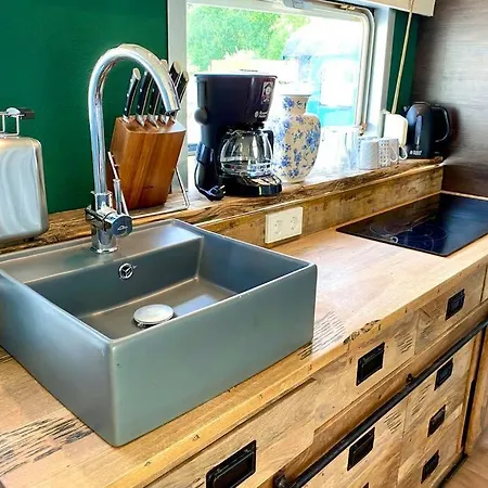 Gleis 1, Eisenbahn Waggon Mit Whirlpool Und Ofen Nyaraló *