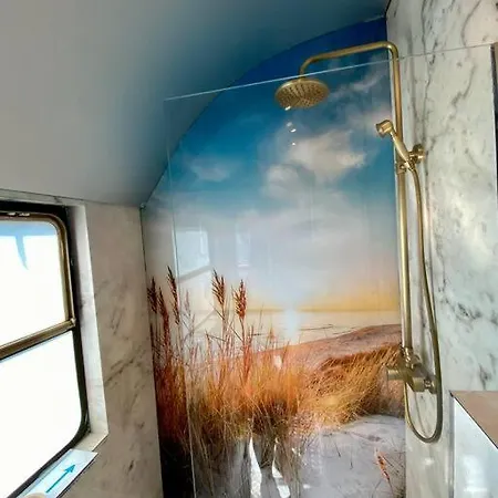 Nyaraló Gleis 1, Eisenbahn Waggon Mit Whirlpool Und Ofen