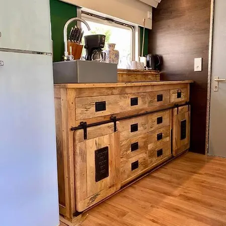 Gleis 1, Eisenbahn Waggon Mit Whirlpool Und Ofen