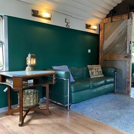 Gleis 1, Eisenbahn Waggon Mit Whirlpool Und Ofen