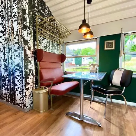 Gleis 1, Eisenbahn Waggon Mit Whirlpool Und Ofen Nyaraló