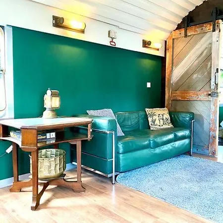 Gleis 1, Eisenbahn Waggon Mit Whirlpool Und Ofen Tatil Evi