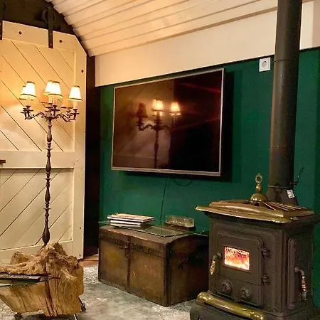 Gleis 1, Eisenbahn Waggon Mit Whirlpool Und Ofen Nyaraló *