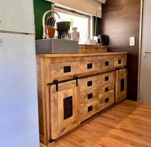 Gleis 1, Eisenbahn Waggon Mit Whirlpool Und Ofen