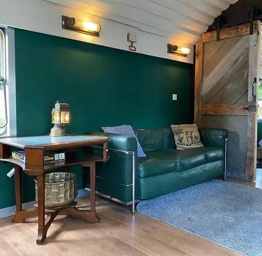 Gleis 1, Eisenbahn Waggon Mit Whirlpool Und Ofen